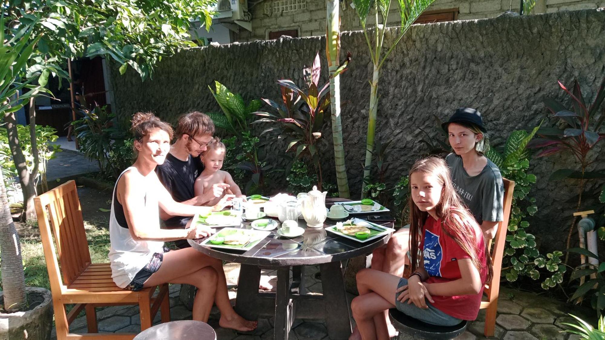 Van Santri Homestay Pemuteran Exterior foto